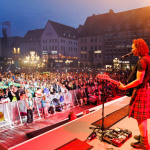 Rund 7.500 Besucher hörten das großen Kindernothilfe-Konzert mit der Kölner Rockband Brings am Donnerstagabend auf dem Nürnberger Hauptmarkt.
