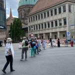 Menschenkette zum Klimaschutz vom Sebalder Platz durch die Innenstadt bis zum Heizkraftwerk in Sandreuth.