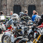 Mit dem Motorrad auf dem Kirchentag: Die Arbeitsgemeinschaft Motorrad Evangelisch Bayern hat am Donnerstag zu einem Biker-Gottesdienst auf dem Nürnberger Hauptmarkt eingeladen. 