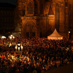 Tausende Besucher zünden Kerzen an: Der Segen zur Nacht findet an jedem Kirchentags-Abend auf dem Hauptmarkt statt.  