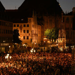 Tausende Besucher zünden Kerzen an: Der Segen zur Nacht findet an jedem Kirchentags-Abend auf dem Hauptmarkt statt.  