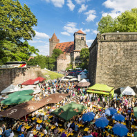 Gäste auf dem Fränkisches Bierfest Nürnberg vor der Kaiserburg