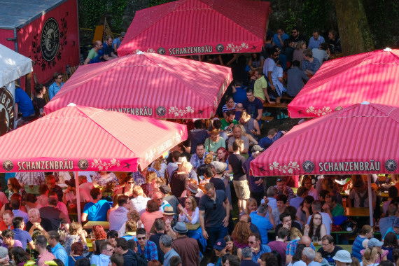 Menschenmenge auf dem fränkischen Bierfest im Burggraben.