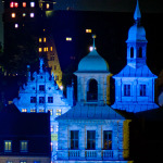 Blau erstrahlen die Türme des Rathauses und die Fassade des Fem
