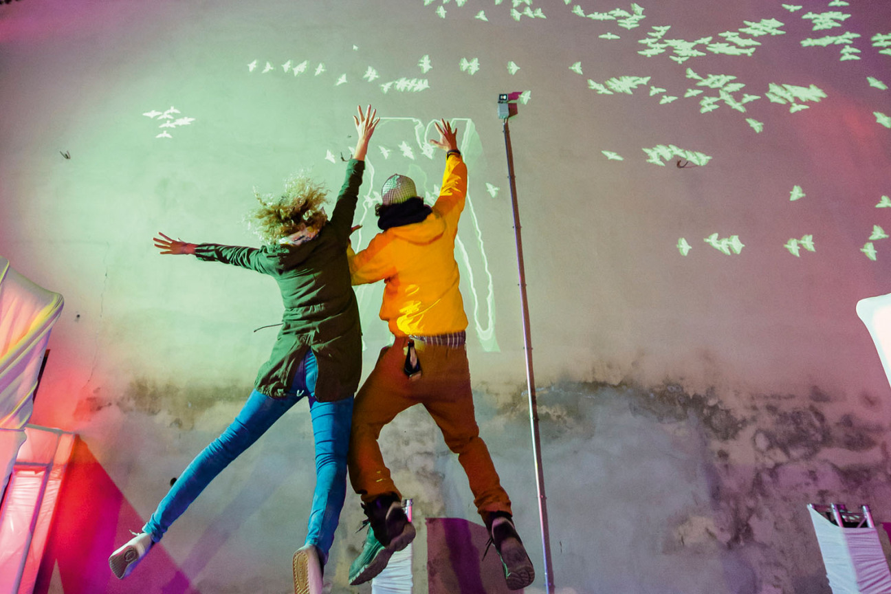Zwei Besucher bei der Blauen Nacht, Bild © Uwe Niklas / Stadt Nürnberg