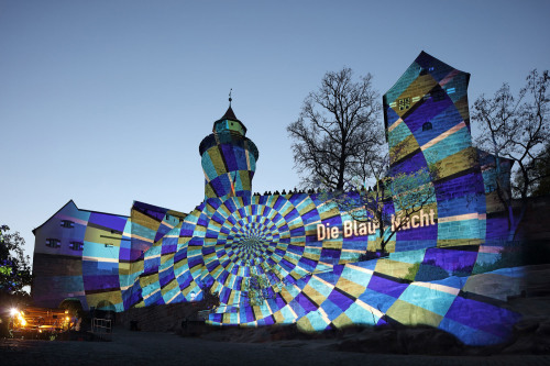 Bei der Blauen Nacht 2016 erstrahlte die Burg in verschiedenen Mustern.