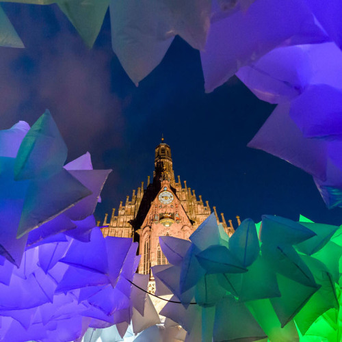 Die Frauenkirche durch die Installation Waldplastik gesehen © Uwe Niklas