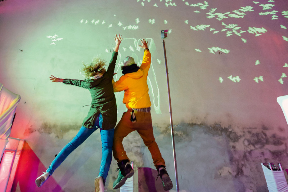 Zwei Besucher bei der Blauen Nacht die bei einer interaktiven K