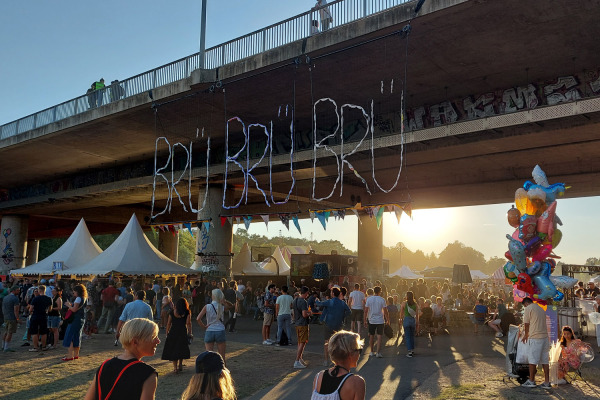 Besucher beim Brückenfestival 2022 unter der Theodor-Heuss-Brücke in Nürnberg.