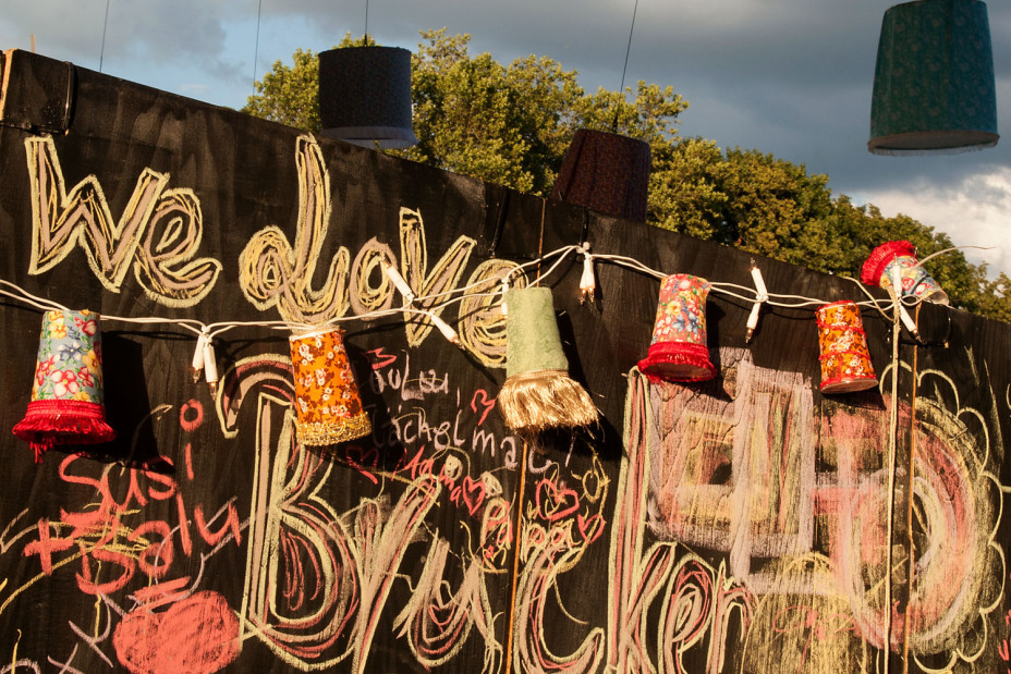 Bemalte Kreidewand auf dem Brueckenfestival