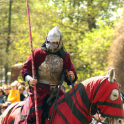 Ritter in mittelalterlicher Rüstung