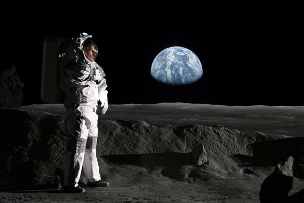 Wie man sich auf eine Reise für den Mond vorbereitet, zeigt Tom Uhlig, Autor von „WAS IST WAS Raumfahrkontrollzentrum“ und Projektleiter von LUNA in Köln.