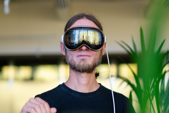 Mann trägt AR-Brille