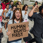 Symbolbild Lateinamerikawoche: Protestierende Menschen fordern in Mexiko für die Einhaltung der Menschenrechte.