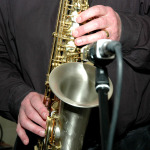 Saxophon vor Mikrophon in Nahaufnahme
