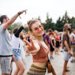 Tanzende Besucherin auf einem Festival.