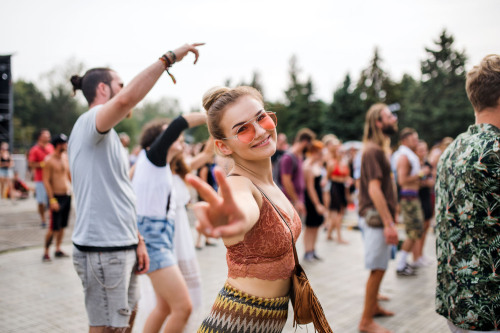 Tanzende Besucherin auf einem Festival.
