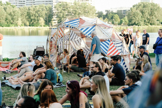 Publikum beim Bonsai Festival auf der Wiese am Wöhrder See.
