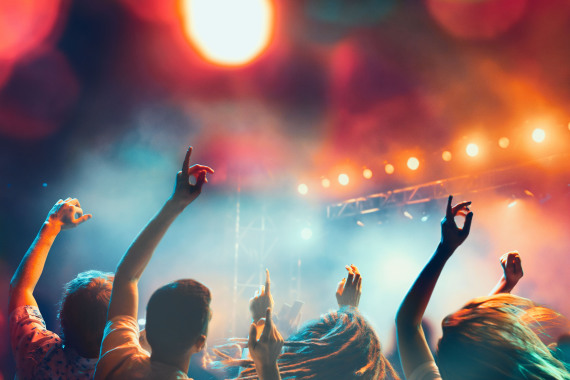 Konzertbesucher feiern in einem Club