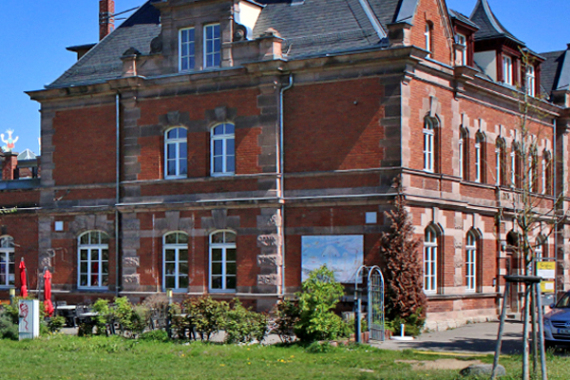 Foto vom Kultur·laden Villa Leon von außen.