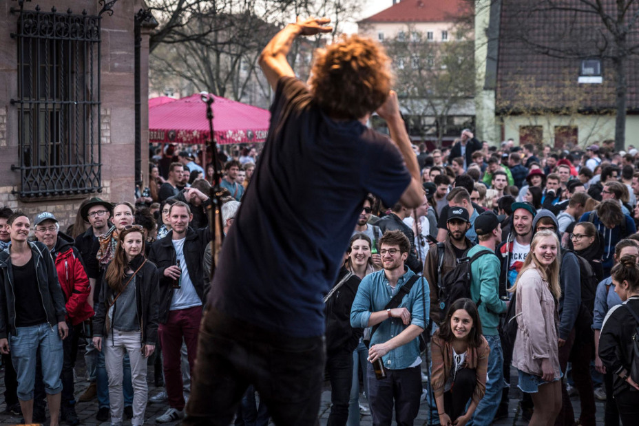 Bühne mit Sänger bei Bierchen und Bühnchen auf dem Veit Stoß Platz in Gostenhof.