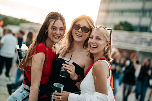 Drei junge Frauen auf einem Open Air Festival am Airport Nürnberg.