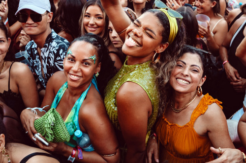 Besucherinnen auf dem Latin Airport Festival in Nürnberg.