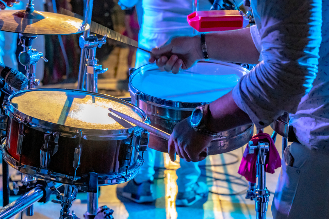 Bild © Daniel Avram / Adobe Stock/355056365 Ein Musiker spielt Schlagzeug., Bild © Daniel Avram / Adobe Stock/355056365