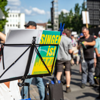 ( Bild: Axel Eisele / Stadt Nürnberg ) Einstimmung auf den Kirchentag am Kornmarkt, Hefnersplatz und Jakobsplatz.