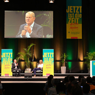 ( Bild: Christine Dierenbach / Stadt Nürnber ) Mit Tina Hildebrandt sprach der Kanzler über bewegte Zeiten und Lösungen für politische und gesellschaftliche Herausforderungen.