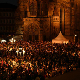 ( Bild: Christine Dierenbach/Amt fuer Ko / Christine Dierenbach/Amt fuer Kommunikation und Stadtmarketing ) Tausende Besucher zünden Kerzen an: Der Segen zur Nacht findet an jedem Kirchentags-Abend auf dem Hauptmarkt statt.