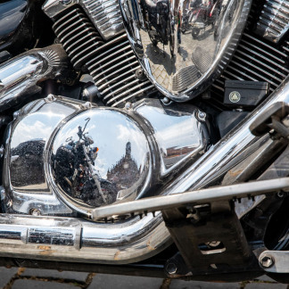 ( Bild: Axel Eisele / Stadt Nürnberg ) Mit dem Motorrad auf dem Kirchentag: Die Arbeitsgemeinschaft Motorrad Evangelisch Bayern hat am Donnerstag zu einem Biker-Gottesdienst auf dem Nürnberger Hauptmarkt eingeladen.