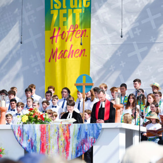 ( Bild: Christine Dierenbach / Christine Dierenbach / Stadt Nürnberg ) Pfarrerin Sabrina Wilkenshof und Pastor Arnd Schomerus lauschen dem Windsbacher Knabenchor.