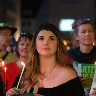 ( Bild: Christine Dierenbach / Stadt Nürnberg ) Segen zur Nacht: Ein Meer voller Kerzen erleuchtete den Hauptmarkt zum Abschluss des ersten Tages. Viele Kirchentagsbesucher ließen den Tag besinnlich ausklingen.