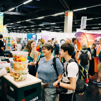 ( Bild: Fabian Weiss / Fabian Weiss / Deutscher Evangelischer Kirchentag ) An den Ständen gibt es zu vielen Themen interessante Infos.