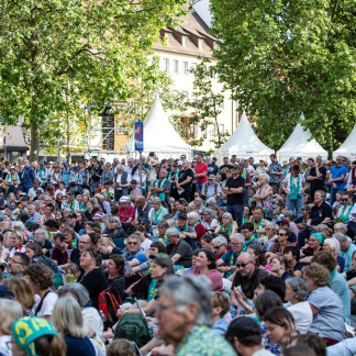 ( Bild: Axel Eisele / Stadt Nürnberg ) Einstimmung auf den Kirchentag am Kornmarkt, Hefnersplatz und Jakobsplatz.