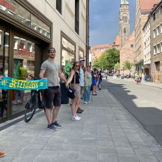 ( Bild: Julia Ziegler / Julia Ziegler / Stadt Nürnberg ) Menschenkette zum Klimaschutz vom Sebalder Platz durch die Innenstadt bis zum Heizkraftwerk in Sandreuth.