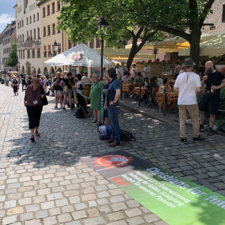 ( Bild: Julia Ziegler / Julia Ziegler / Stadt Nürnberg ) Menschenkette zum Klimaschutz vom Sebalder Platz durch die Innenstadt bis zum Heizkraftwerk in Sandreuth.