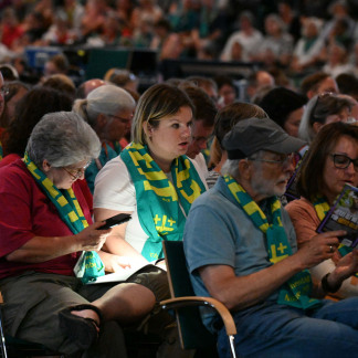 ( Bild: Christine Dierenbach / Stadt Nürnberg ) Publikum bei der Bibelarbeit mit Frank-Walter Steinmeier