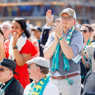 ( Bild: Peter Bongard / Peter Bongard / Deutscher Evangelischer Kirchentag ) Begeisterte Teilnehmende klatschten während des Gottesdiensts.