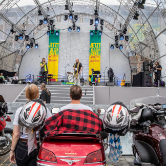( Bild: Axel Eisele / Stadt Nürnberg ) Mit dem Motorrad auf dem Kirchentag: Die Arbeitsgemeinschaft Motorrad Evangelisch Bayern hat am Donnerstag zu einem Biker-Gottesdienst auf dem Nürnberger Hauptmarkt eingeladen.