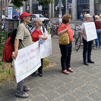 ( Bild: Julia Ziegler / Julia Ziegler / Stadt Nürnberg ) Menschenkette zum Klimaschutz vom Sebalder Platz durch die Innenstadt bis zum Heizkraftwerk in Sandreuth.