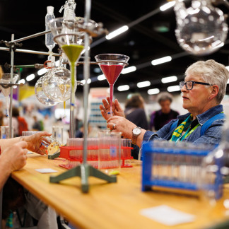 ( Bild: Peter Bongard / Peter Bongard / Deutscher Evangelischer Kirchentag ) Infostand auf dem Markt der Möglichkeiten.