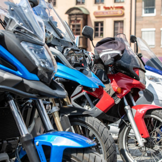 ( Bild: Axel Eisele / Stadt Nürnberg ) Mit dem Motorrad auf dem Kirchentag: Die Arbeitsgemeinschaft Motorrad Evangelisch Bayern hat am Donnerstag zu einem Biker-Gottesdienst auf dem Nürnberger Hauptmarkt eingeladen.