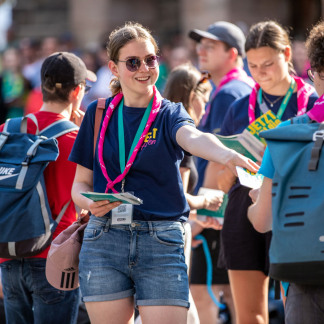 ( Bild: Axel Eisele / Stadt Nürnberg ) Einstimmung auf den Kirchentag am Kornmarkt, Hefnersplatz und Jakobsplatz.