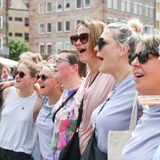 Am Sonntag versammelten sich viele Sängerinnen und Sänger auf dem Hauptmarkt. 