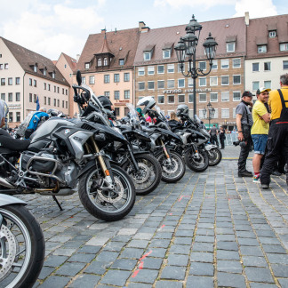 ( Bild: Axel Eisele / Stadt Nürnberg ) Mit dem Motorrad auf dem Kirchentag: Die Arbeitsgemeinschaft Motorrad Evangelisch Bayern hat am Donnerstag zu einem Biker-Gottesdienst auf dem Nürnberger Hauptmarkt eingeladen.