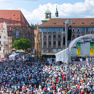 ( Bild: Robert Hackner / Stadt Nürnberg ) Impressionen vom Eröffnungsgottesdienst des Kirchentags auf dem Hauptmarkt