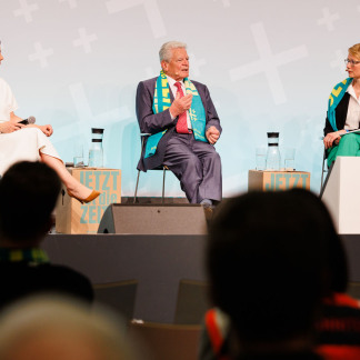 ( Bild: Peter Bongard / Deutscher Evangelischer Kirchentag ) Zum Thema „Werte, Ethik, Interessen - Außenpolitisches Handeln in der Zeitenwende“ diskutierte Außenministerin Annalena Baerbock (links) auf dem 38. Deutschen Evangelischen Kirchentag mit dem ehemaligen Bundespräsidenten Joachim Gauck. Susanne Dröge (rechts) moderierte das Podiumsgespräch.