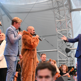 ( Bild: Christine Dierenbach/Amt fuer Ko / Christine Dierenbach/Amt fuer Kommunikation und Stadtmarketing ) Die a Cappella-Band Viva Voce begeisterte am Freitagabend gemeinsam mit den Nürnberger Symphonikern die Zuschauer auf dem Hauptmarkt.